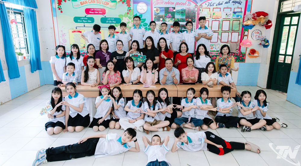 Những khoảnh khắc đáng nhớ của thầy cô giáo, học sinh và phụ huynh trong mùa chia tay cuối cấp.