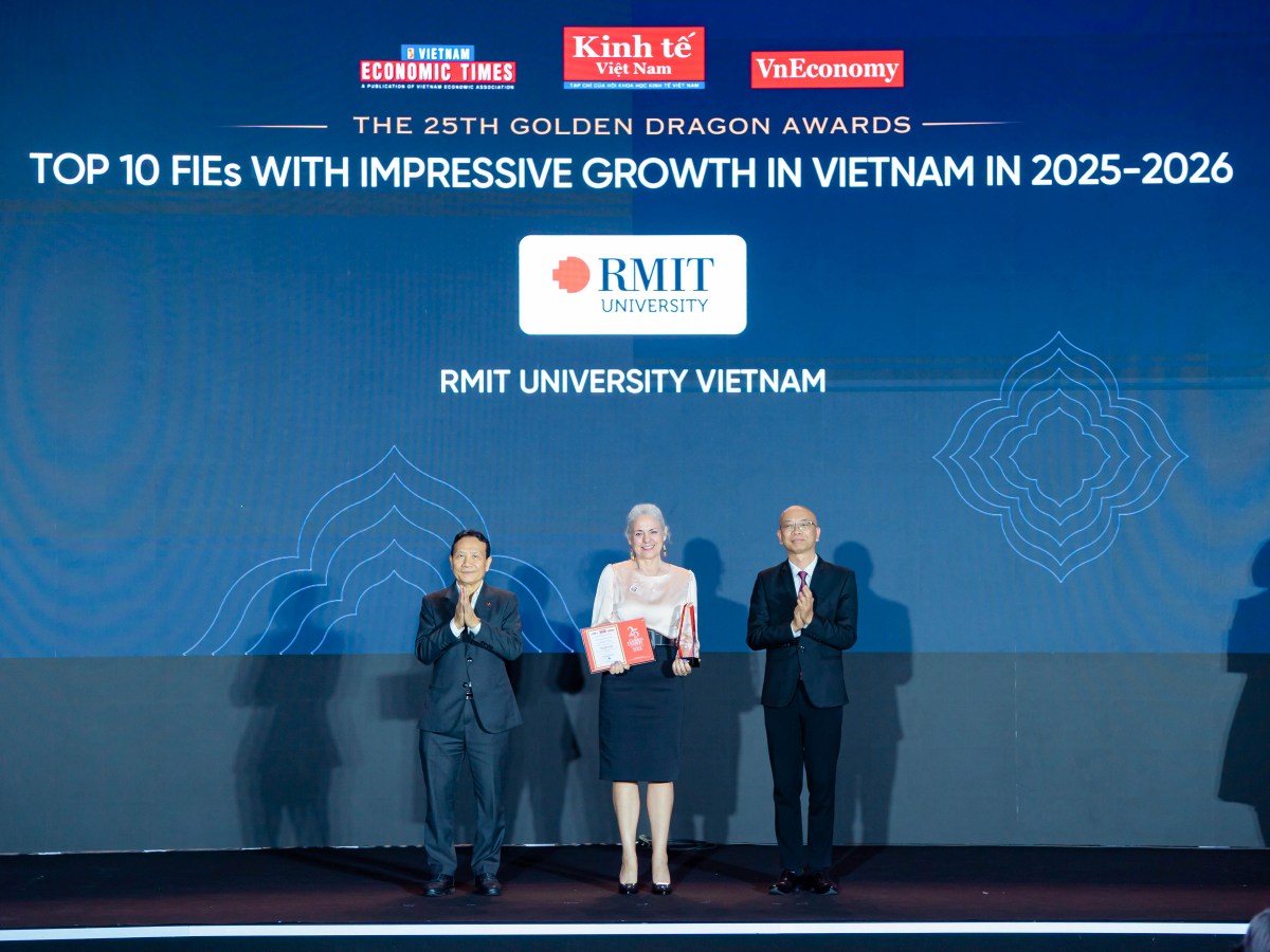 Bà Jodie Altan, Phó tổng giám đốc phụ trách Đối ngoại, thay mặt Đại học RMIT Việt Nam nhận giải thưởng Rồng Vàng tại Hà Nội vào ngày 13/5/2026. (Hình: Tạp chí Kinh tế Việt Nam)