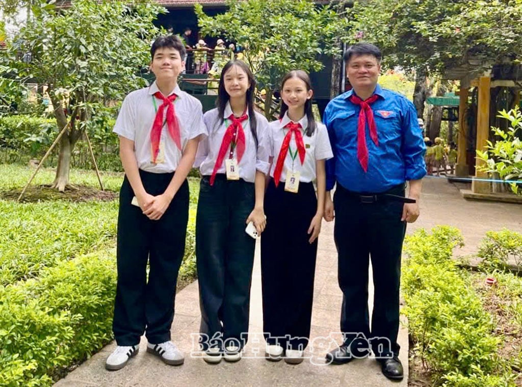 From left to right: Nguyen Tan Binh, Pham Thi Minh Hai, Le Loi Secondary School (Pho Hien Ward); Tran Hai Thien Van, Le Danh Phuong Secondary School (Hung Ha Commune) and officials from the Provincial Youth Union visiting the Ho Chi Minh Memorial Site at the Presidential Palace (Hanoi).