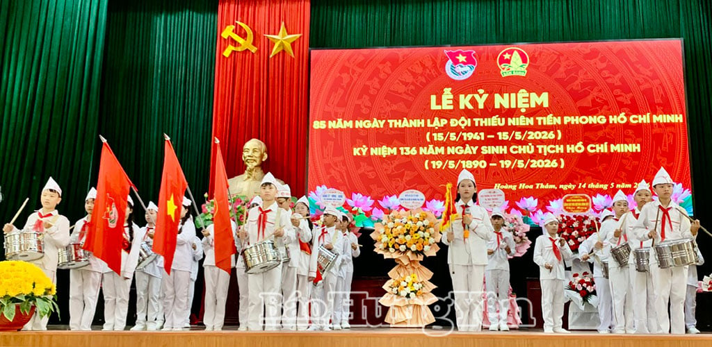 Das Zeremonienteam der Nhat Tan Secondary School führt die Rituale der Ho Chi Minh Young Pioneers Organisation auf.