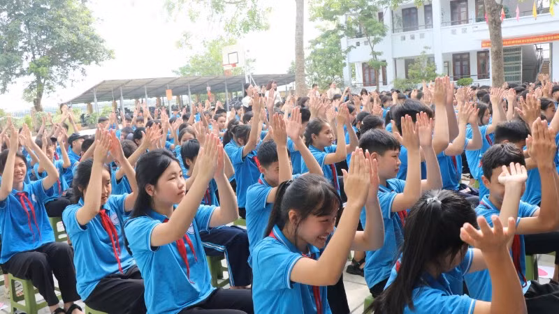 Gần 1.000 học sinh Trường trung học cơ sở Hòa Long, phường Kinh Bắc tham gia chương trình.