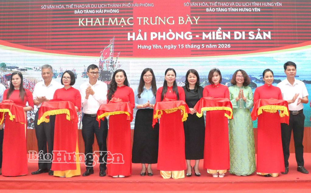 Les délégués ont procédé à la cérémonie d'inauguration de l'exposition thématique « Hai Phong - Terre du patrimoine » en coupant le ruban.