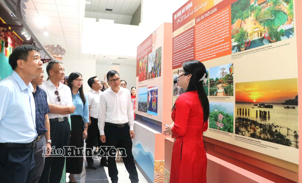 Les délégués ont visité l'espace d'exposition thématique « Hai Phong - Terre du patrimoine ».