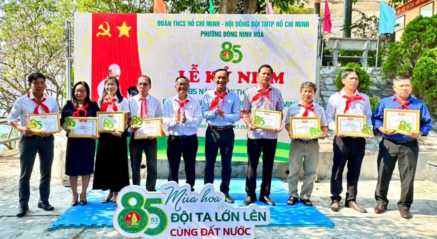 Tuyên dương, khen thưởng các Trưởng Ban phụ trách Đội.