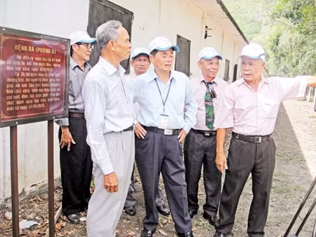 Các cựu tù trở lại thăm nhà tù Côn Đảo.