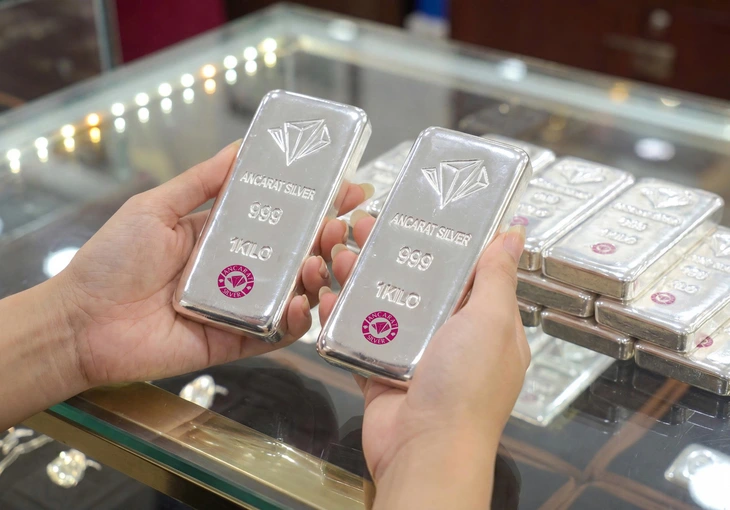 Chiều nay, giá vàng và giá bạc cùng giảm sâu - Ảnh 2.