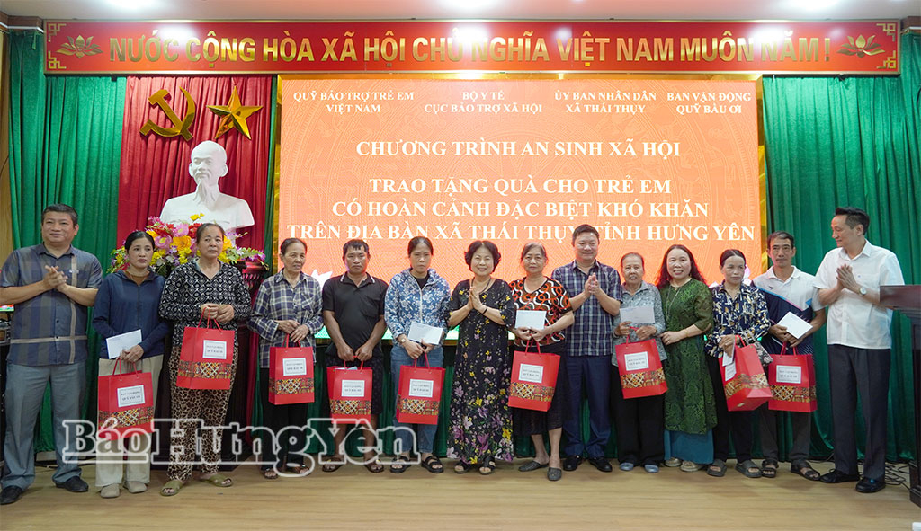 Vertreter von Familien erhalten Geschenke zur Unterstützung von Kindern in extrem schwierigen Lebenslagen in der Gemeinde Thai Thuy.