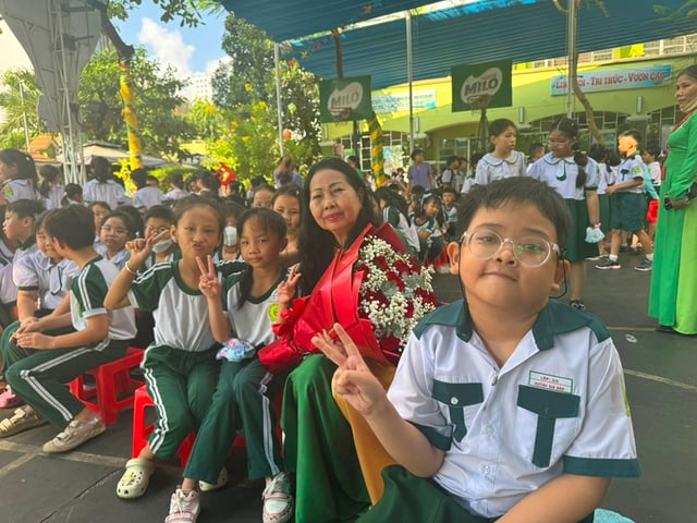 Pengacara Tran Thi Ngoc Nu dan para siswa di Kota Ho Chi Minh selama sesi konseling dan pendidikan seks tentang pencegahan pelecehan seksual.