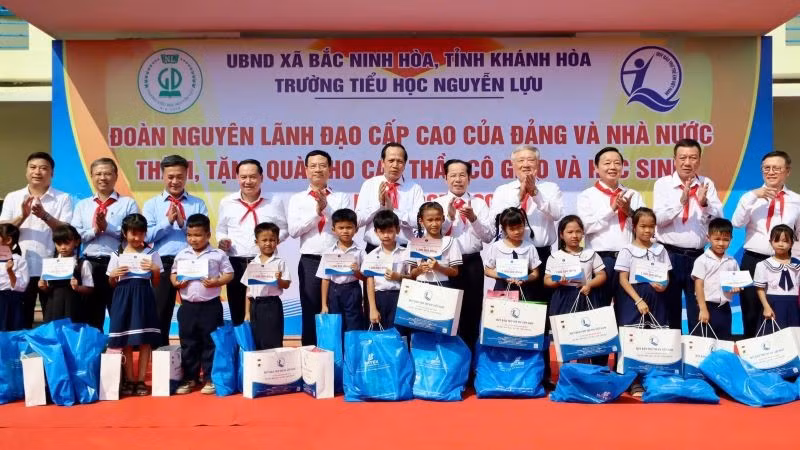 อดีตผู้นำพรรค รัฐ และรัฐบาล พร้อมด้วยผู้นำจังหวัดคั้ญฮวา ได้มอบของขวัญและทุนการศึกษาแก่นักเรียนโรงเรียนประถมเหงียนลู