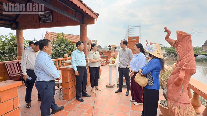 빈롱성 지도자들과 조사팀.