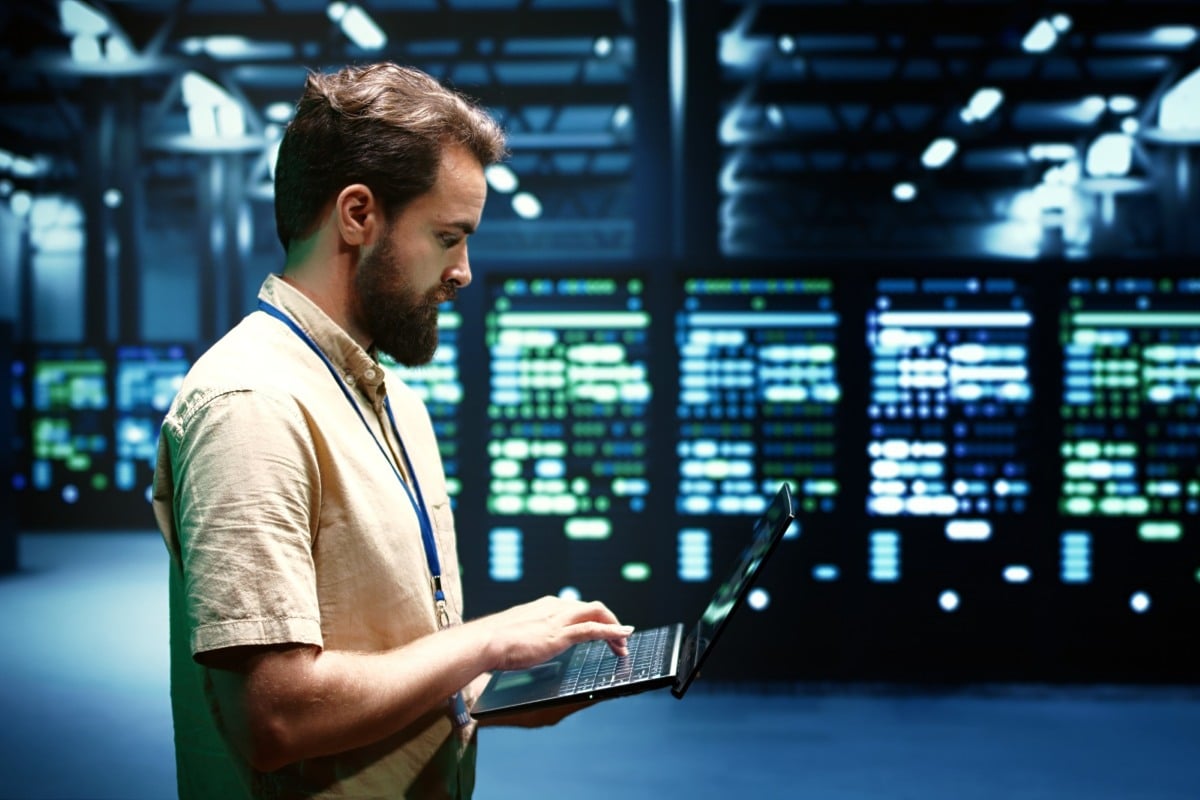Nhân viên công nghệ thông tin trong phòng máy server