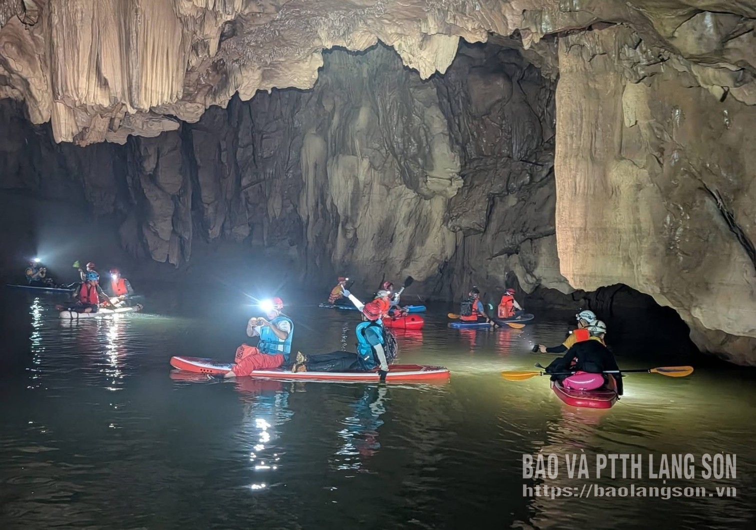 ភាពទាក់ទាញនៃ Đoàn công tác của Trung tâm Xúc tiến Đầu tư, Thương mại và Du lịch tỉnh phối hợp với Hiệp hội Hang động quốc gia Hoa Kỳ khảo sát hang suối Nhất Tiến, xã Nhất Hoà