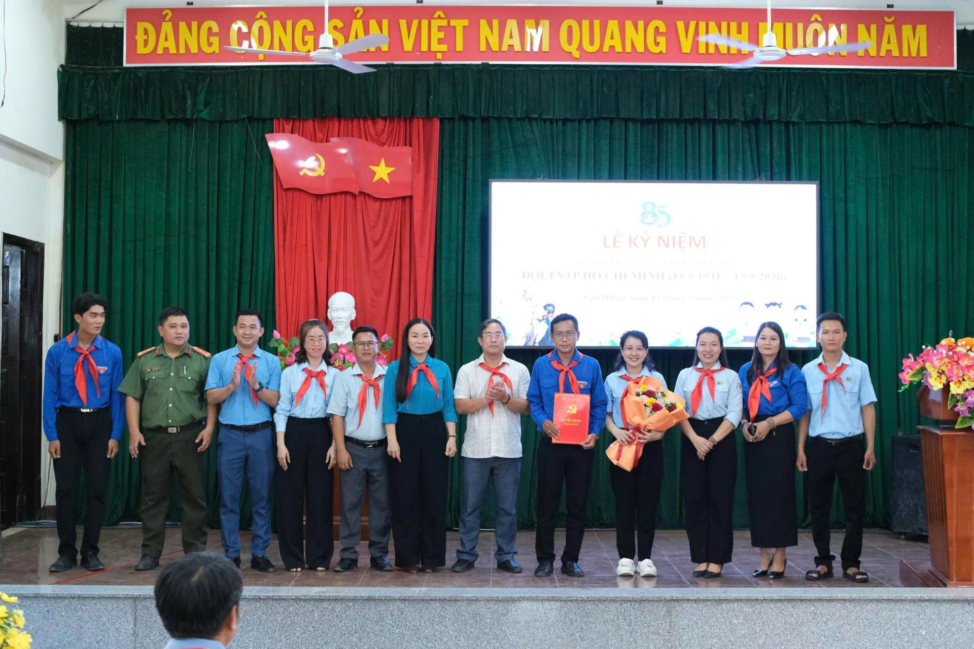 Tại lễ kỷ niệm, Đoàn xã Vạn Hưng trao quyết định thành lập và ra mắt Hội đồng Đội xã Vạn Hưng Khóa 1.