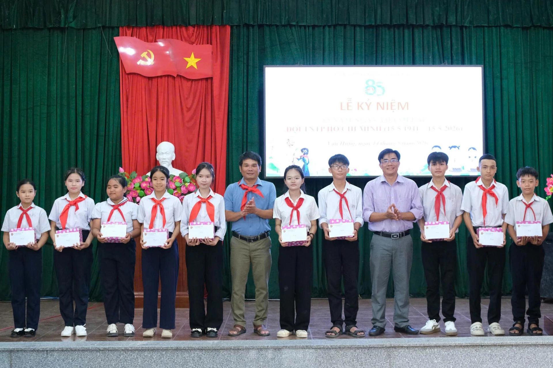 Trao học bổng cho các học sinh.