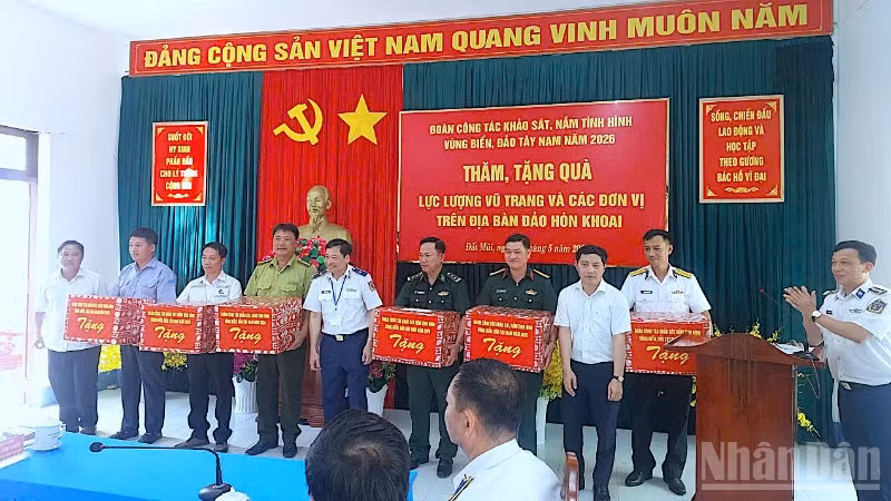 Vertreter der vietnamesischen Küstenwache überreichten den auf der Inselgruppe Hon Khoai stationierten Streitkräften Geschenke bei einem Besuch.
