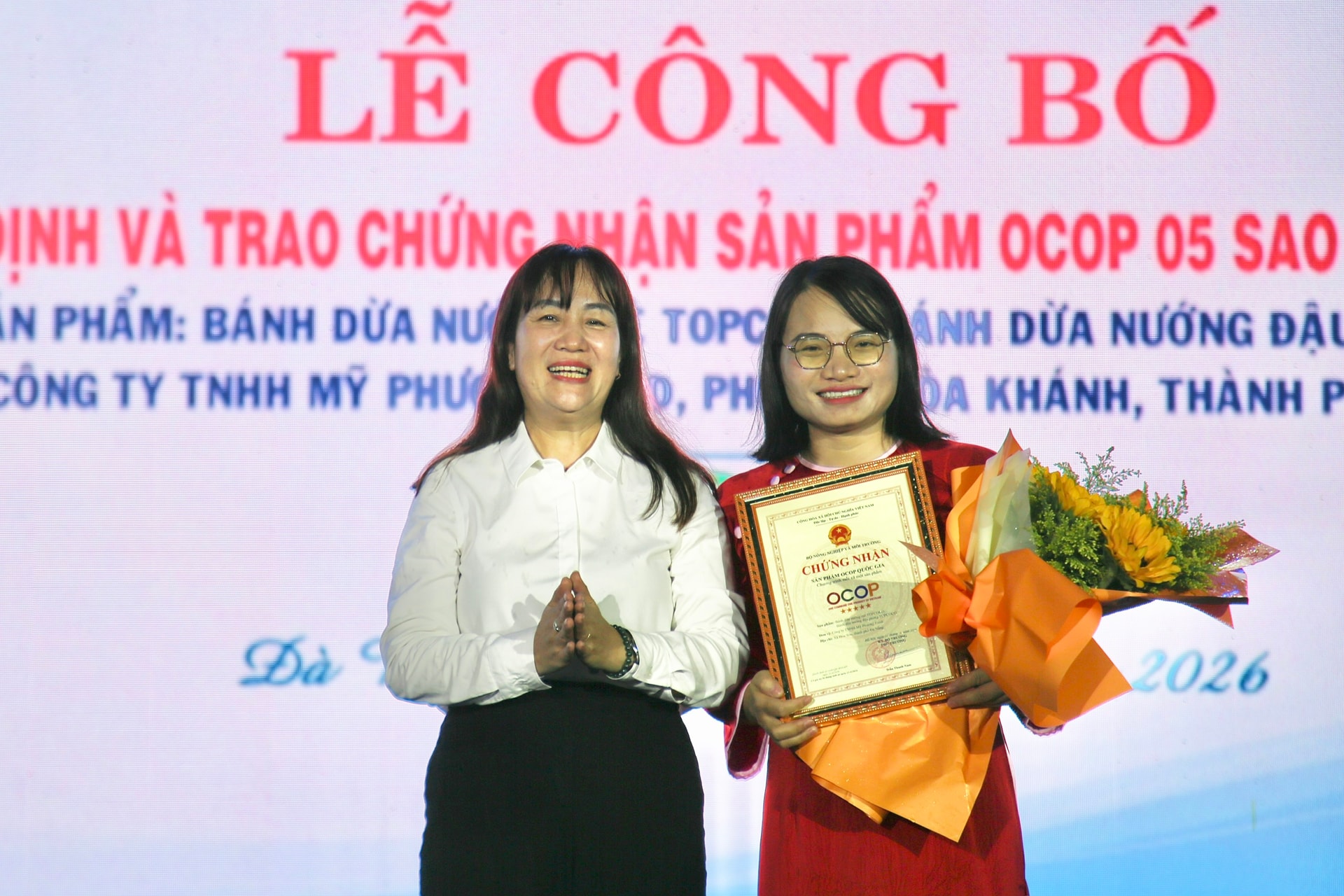 La directrice adjointe du Département de l'agriculture et de l'environnement, Vu Thi Bich Hau (à gauche), remet des certificats pour deux produits nationaux OCOP 5 étoiles à My Phuong Food Co., Ltd. Photo : ALANG NGUOC