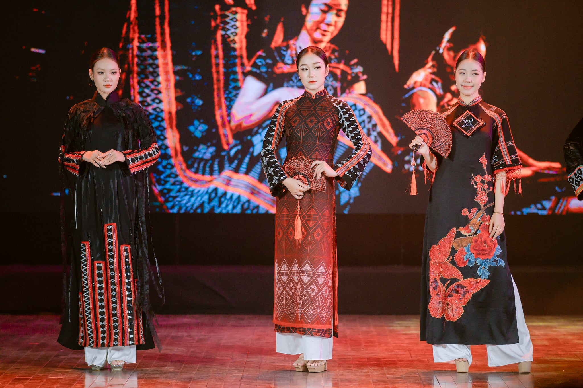 Bewundern Sie den exquisiten A Lưới zèng-Stoff auf dem Huế ao dai-Kleid – Foto 1. Ngắm zèng A Lưới thăng hoa trên tà áo dài Huế- Ảnh 1.
