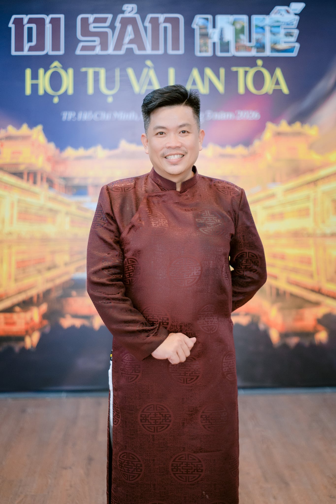 Bewundern Sie den exquisiten A Lưới zèng-Stoff auf dem Huế ao dai-Kleid – Foto 2. Ngắm zèng A Lưới thăng hoa trên tà áo dài Huế- Ảnh 2.