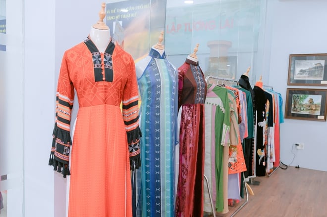 Bewundern Sie den exquisiten A Lưới zèng-Stoff auf dem Huế ao dai-Kleid – Foto 5. Ngắm zèng A Lưới thăng hoa trên tà áo dài Huế- Ảnh 5.