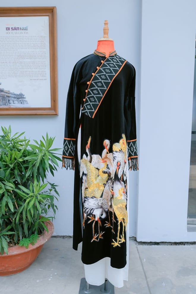 Bewundern Sie den exquisiten A Lưới zèng-Stoff auf dem Huế ao dai-Kleid – Foto 6. Ngắm zèng A Lưới thăng hoa trên tà áo dài Huế- Ảnh 6.
