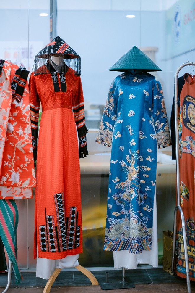 Bewundern Sie den exquisiten A Lưới zèng-Stoff auf dem Huế ao dai-Kleid – Foto 8. Ngắm zèng A Lưới thăng hoa trên tà áo dài Huế- Ảnh 8.