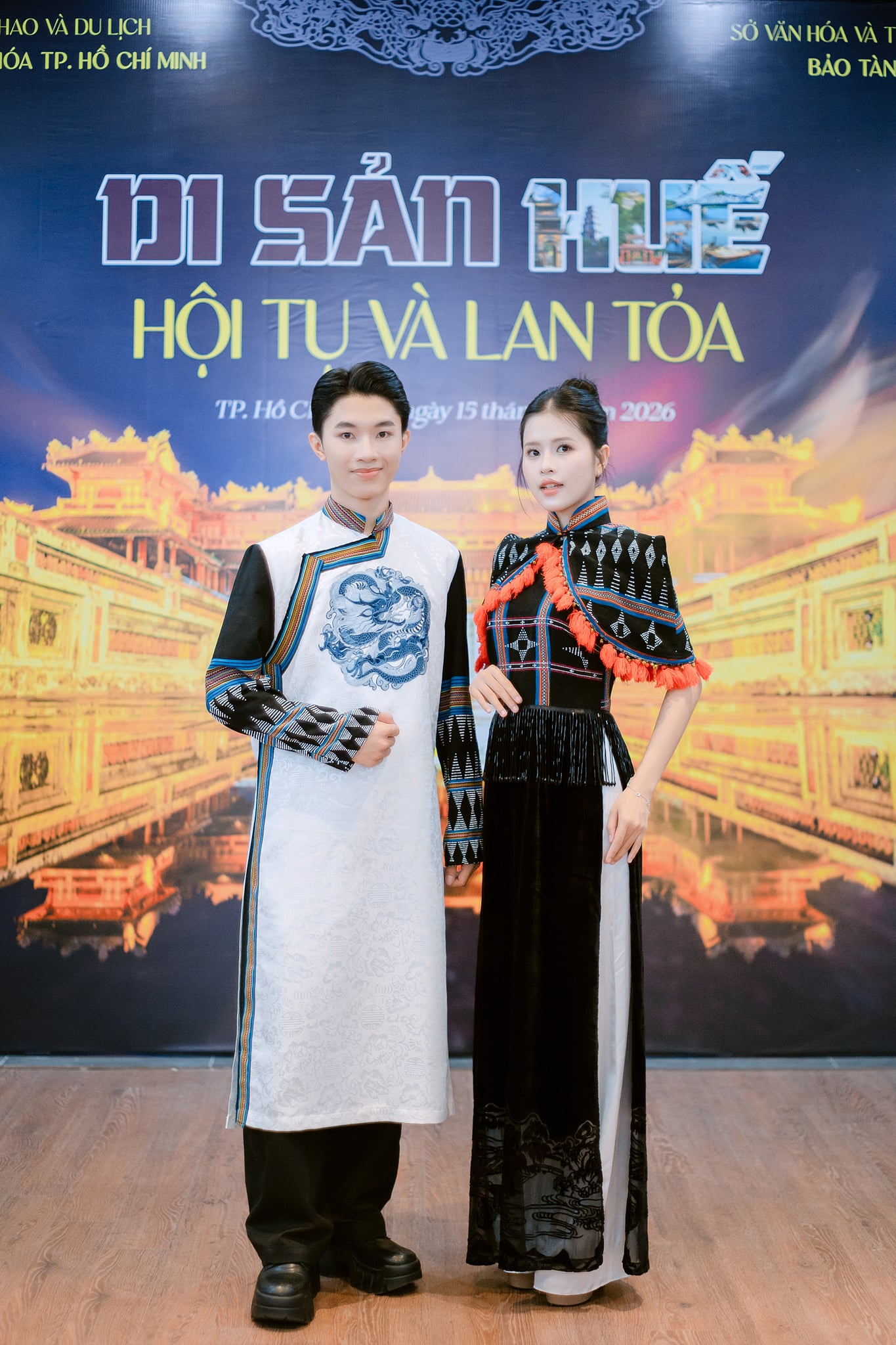 Bewundern Sie den exquisiten A Lưới zèng-Stoff auf dem Huế ao dai-Kleid – Foto 9. Ngắm zèng A Lưới thăng hoa trên tà áo dài Huế- Ảnh 9.