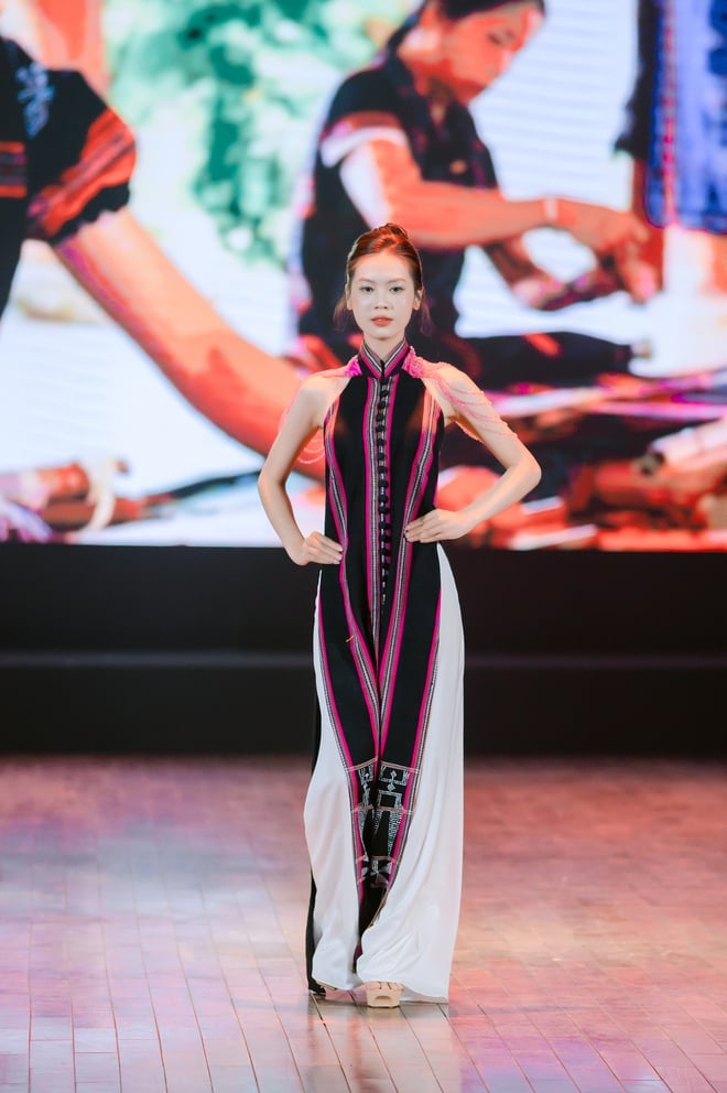 Bewundern Sie den exquisiten A Lưới zèng-Stoff auf dem Huế ao dai-Kleid – Foto 12. Ngắm zèng A Lưới thăng hoa trên tà áo dài Huế- Ảnh 12.