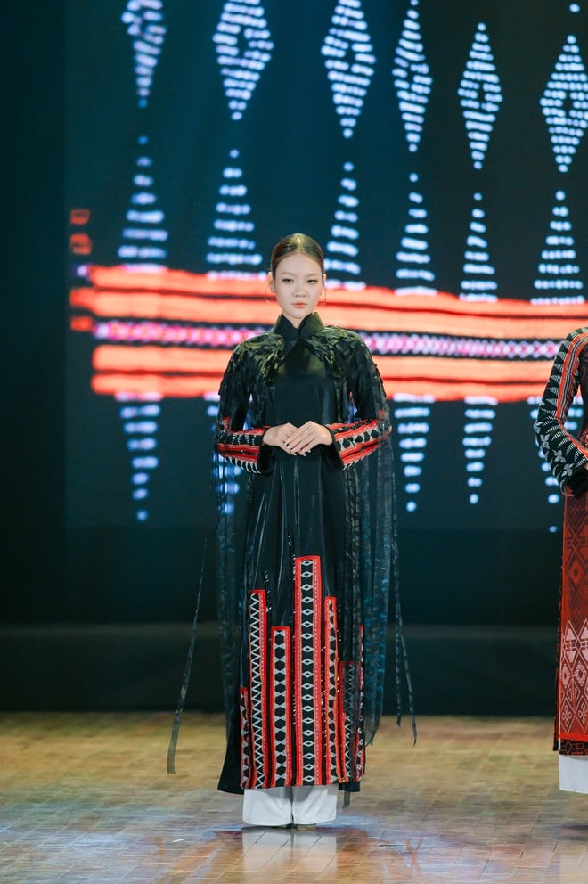 Bewundern Sie den exquisiten Zèng A Lưới-Stoff auf dem Huế ao dai-Kleid – Foto 13. Ngắm zèng A Lưới thăng hoa trên tà áo dài Huế- Ảnh 13.
