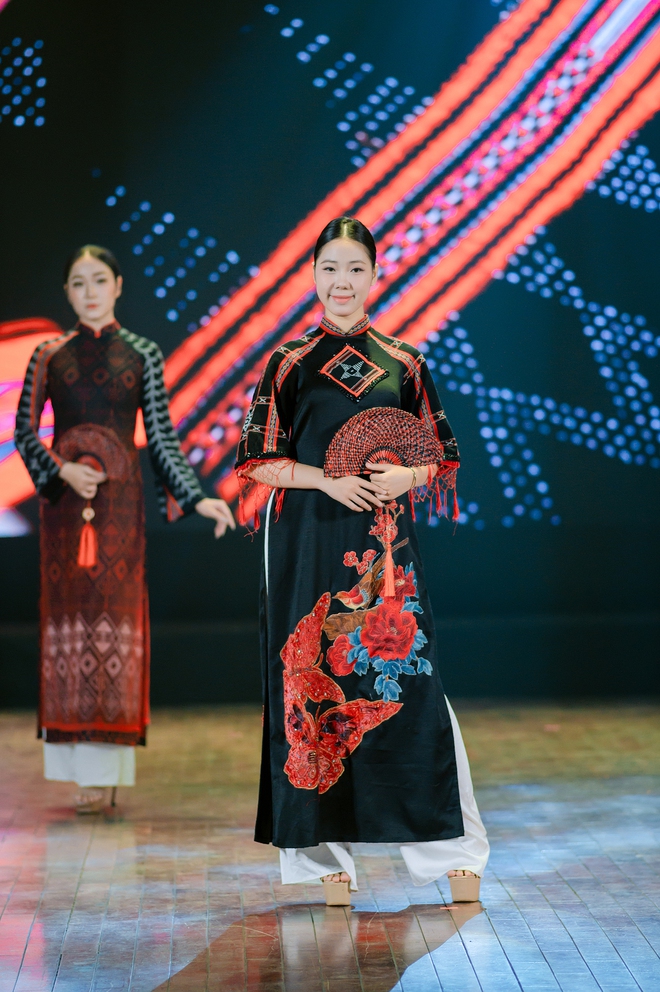 Bewundern Sie den exquisiten Zèng A Lưới-Stoff auf dem Huế ao dai-Kleid – Foto 14. Ngắm zèng A Lưới thăng hoa trên tà áo dài Huế- Ảnh 14.