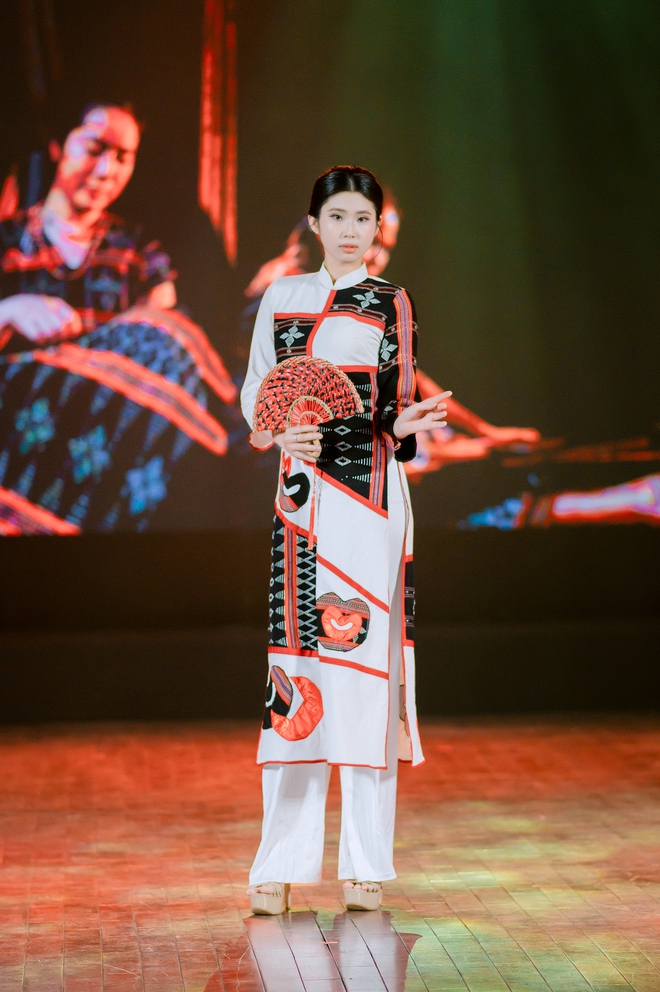 Bewundern Sie den exquisiten A Lưới zèng-Stoff auf dem Huế ao dai-Kleid – Foto 15. Ngắm zèng A Lưới thăng hoa trên tà áo dài Huế- Ảnh 15.