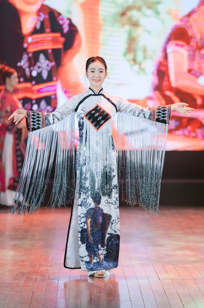 Bewundern Sie den exquisiten A Lưới zèng-Stoff auf dem Huế ao dai-Kleid – Foto 16. Ngắm zèng A Lưới thăng hoa trên tà áo dài Huế- Ảnh 16.