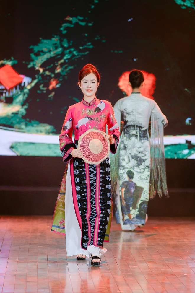 Bewundern Sie den exquisiten Zèng A Lưới-Stoff auf dem Huế ao dai-Kleid – Foto 18. Ngắm zèng A Lưới thăng hoa trên tà áo dài Huế- Ảnh 18.