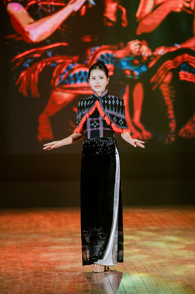Bewundern Sie den exquisiten A Lưới zèng-Stoff auf dem Huế ao dai-Kleid – Foto 19. Ngắm zèng A Lưới thăng hoa trên tà áo dài Huế- Ảnh 19.