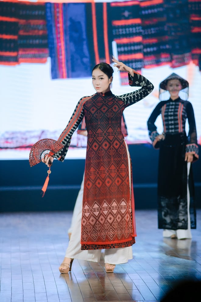 Bewundern Sie den exquisiten Zèng A Lưới-Stoff auf dem Huế ao dai-Kleid – Foto 21. Ngắm zèng A Lưới thăng hoa trên tà áo dài Huế- Ảnh 21.