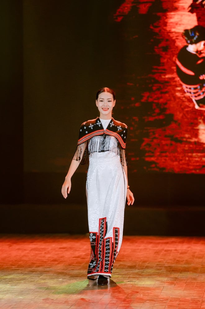 Bewundern Sie den exquisiten A Lưới zèng-Stoff auf dem Huế ao dai-Kleid – Foto 22. Ngắm zèng A Lưới thăng hoa trên tà áo dài Huế- Ảnh 22.