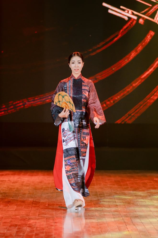 Bewundern Sie den exquisiten A Lưới zèng-Stoff auf dem Huế ao dai-Kleid – Foto 23. Ngắm zèng A Lưới thăng hoa trên tà áo dài Huế- Ảnh 23.