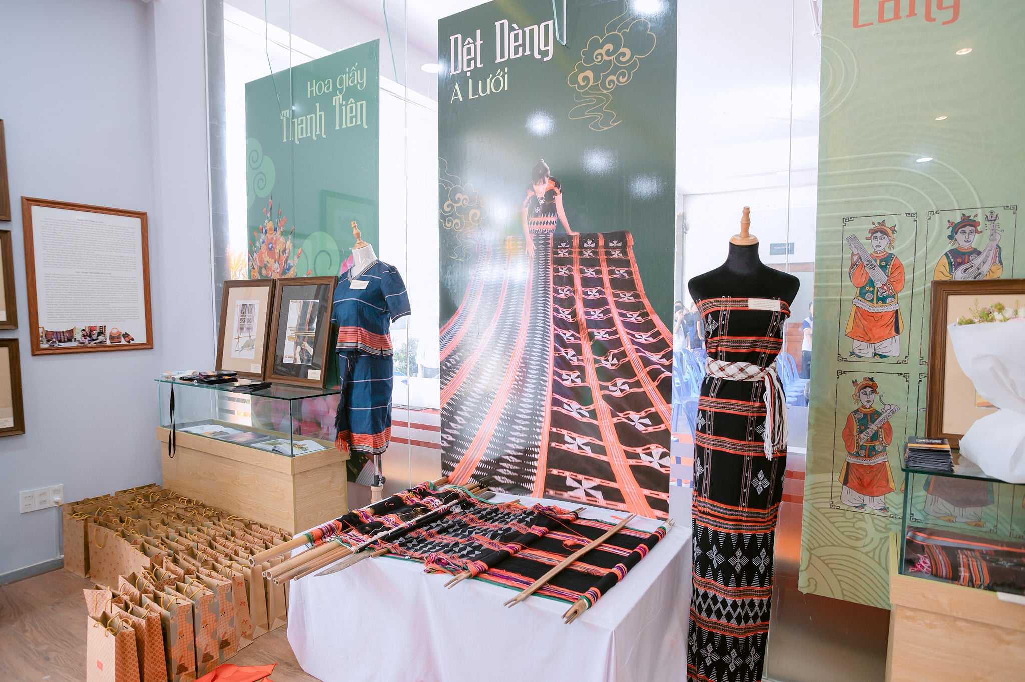 Bewundern Sie den exquisiten A Lưới zèng-Stoff auf dem Huế ao dai-Kleid – Foto 26. Ngắm zèng A Lưới thăng hoa trên tà áo dài Huế- Ảnh 26.