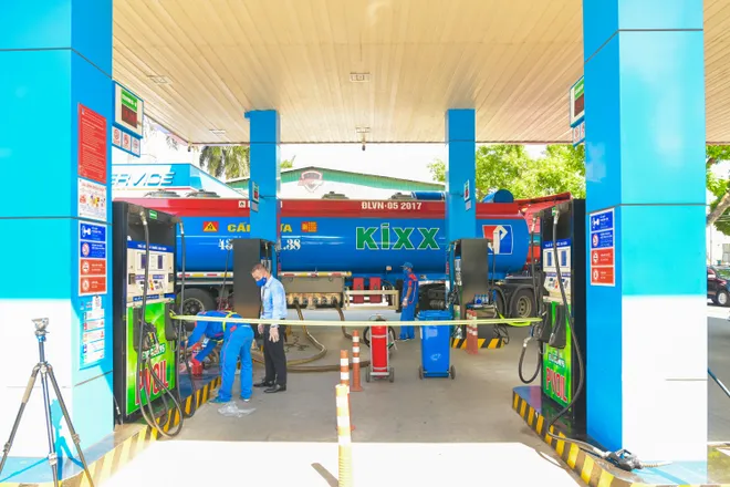 Điều gì xảy ra khi lần đầu tiên đổ xăng E10 cho xe máy? - Ảnh 1.