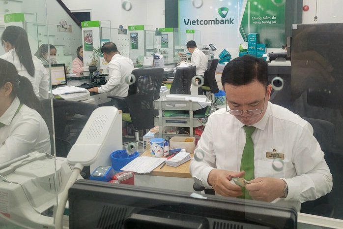 Ngân hàng gia tăng phòng thủ nợ xấu - Ảnh 1.