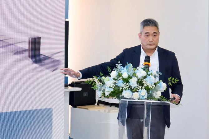 리키 추이 씨는 ARUP 그룹의 아시아 태평양 지역 투자 및 사업 개발 담당 이사 겸 총괄 책임자입니다. Ông Ricky Tsui - Giám đốc kiêm Trưởng bộ phận Đầu tư và Phát triển Kinh doanh khu vực châu Á - Thái Bình Dương của Tập đoàn ARUP.