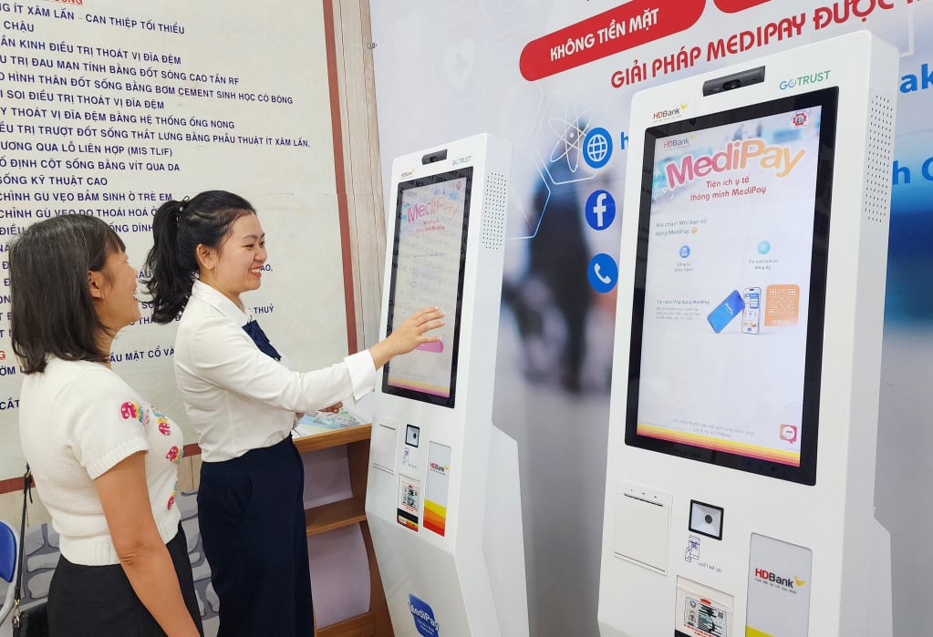 ประชาชนลงทะเบียนเพื่อเข้ารับการตรวจและรักษาทางการแพทย์ผ่านตู้ลงทะเบียนอัจฉริยะที่โรงพยาบาลประจำจังหวัด