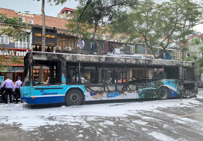 Hiện trường vụ xe buýt cháy trên phố Lý Thường Kiệt. (Ảnh: Tuấn Đức/TTXVN)