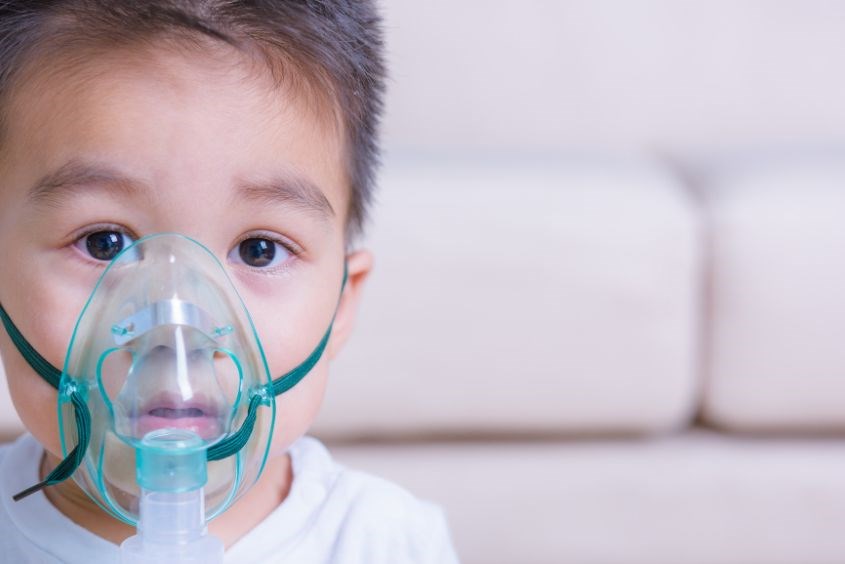 Správná péče o děti s bronchitidou jim pomáhá rychle se uzdravit - Foto 2. Chăm sóc trẻ bị viêm phế quản đúng cách giúp nhanh hồi phục- Ảnh 2.
