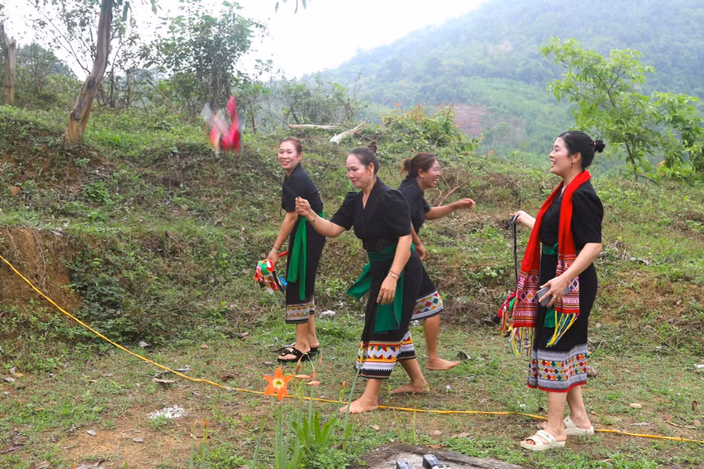 1605-trang-phuc-truyen-thong-dong-bao-dan-toc-o-du-10.jpg