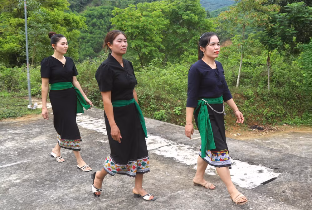 1605-trang-phuc-truyen-thong-dong-bao-dan-toc-o-du-14.jpg