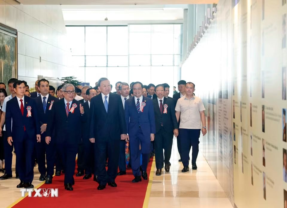 aa21b1ec659b0-_ttxvn-tong-bi-thu-chu-tich-nuoc-du-le-ky-niem-120-nam-ngay-truyen-thong-dai-hoc-quoc-gia-ha-noi-2.jpg.avif.jpg