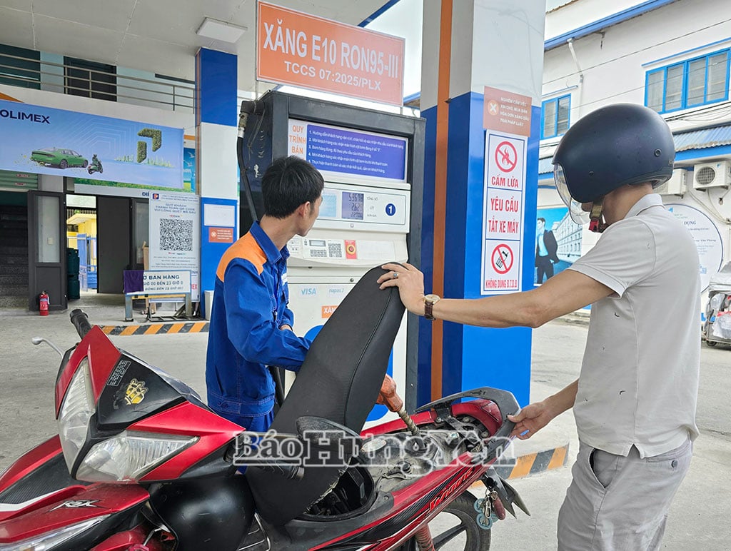 Người dân mua xăng sinh học E10 tại một cửa hàng bán lẻ của Công ty TNHH MTV Petrolimex Hưng Yên.