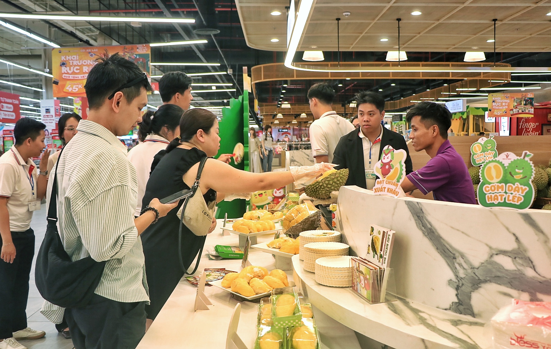 Buffet sầu riêng độc lạ đang diễn ra ở TP.HCM, cửa hàng chuẩn bị hơn 1 tấn - Ảnh 1.
