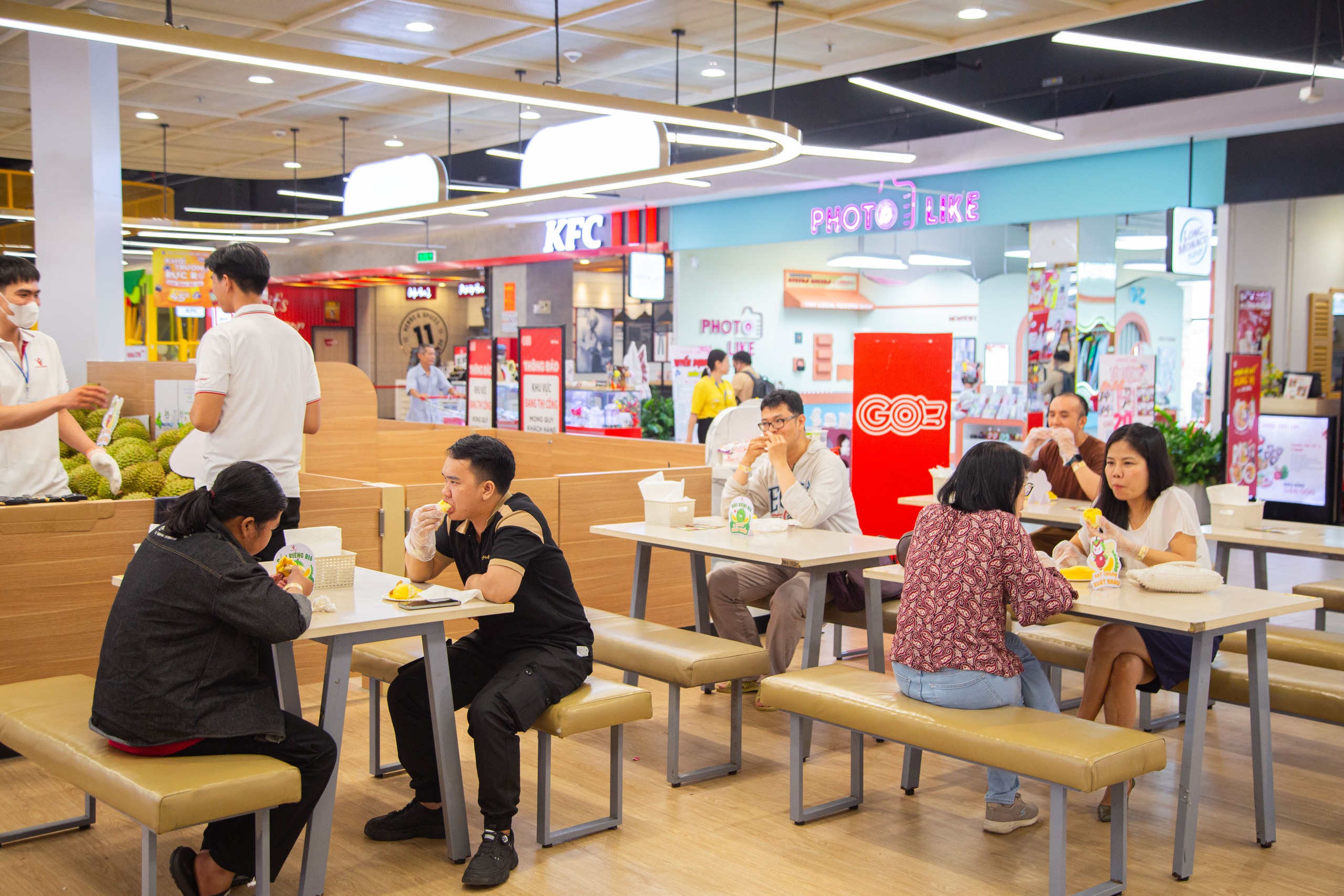 Buffet sầu riêng độc lạ đang diễn ra ở TP.HCM, cửa hàng chuẩn bị hơn 1 tấn - Ảnh 2.