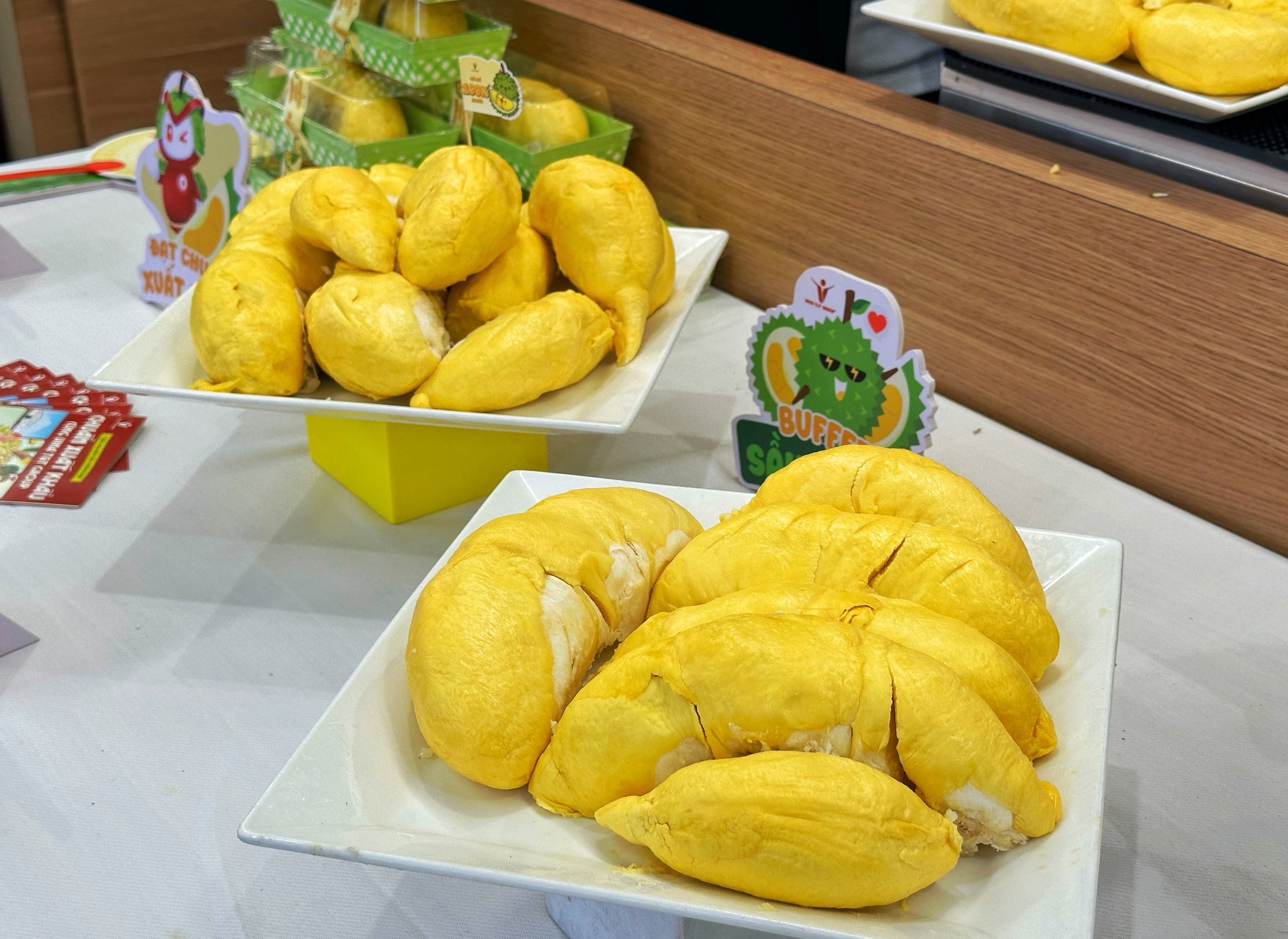 Buffet sầu riêng độc lạ đang diễn ra ở TP.HCM, cửa hàng chuẩn bị hơn 1 tấn - Ảnh 4.